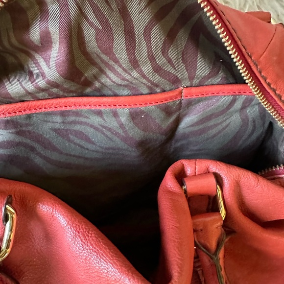 Red leather Antonio Melani large zippered satchel handbag - Picture 8 of 10